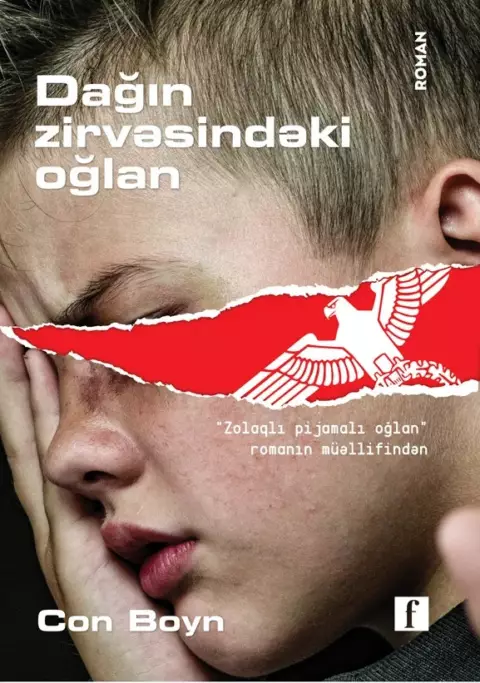 Dağın zirvəsindəki oğlan